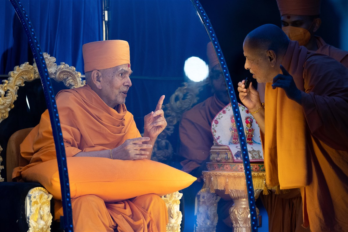 Sadguru Ishwarcharandas Swami shares details of the Akshardham Mahamandir with Swamishri