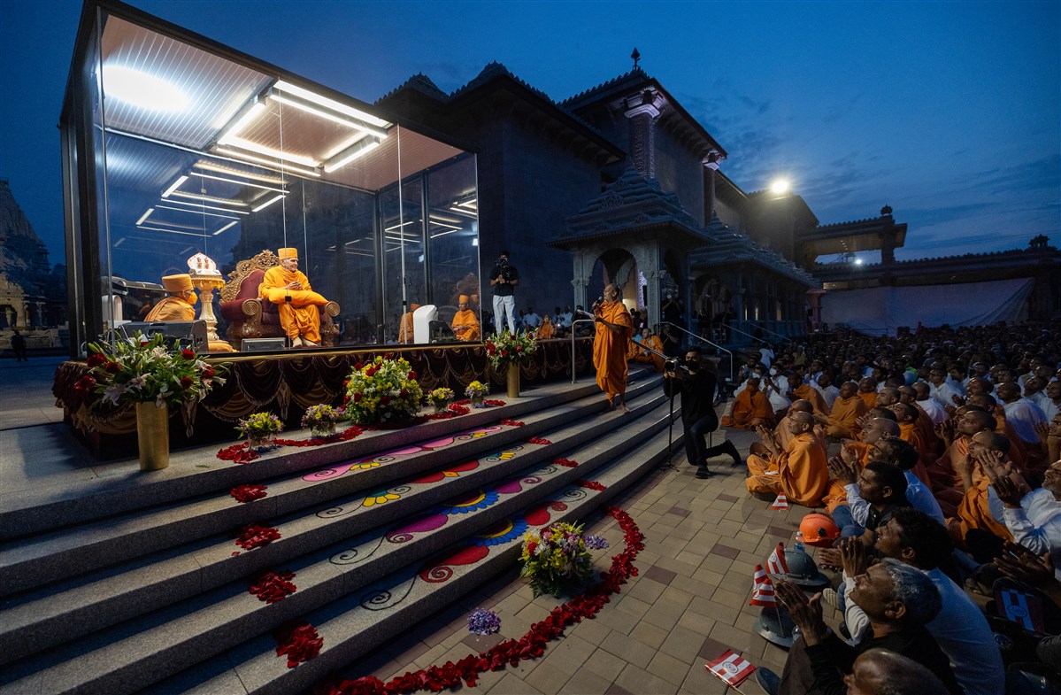 Narayamunidas Swami joyfully bids 'Jay Swaminarayan' to Swamishri, recalling his similar gesture in 2014, with Pramukh Swami Maharaj
