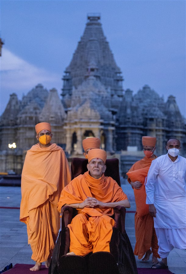 Swamishri in front of the Akshardham Mahamandir