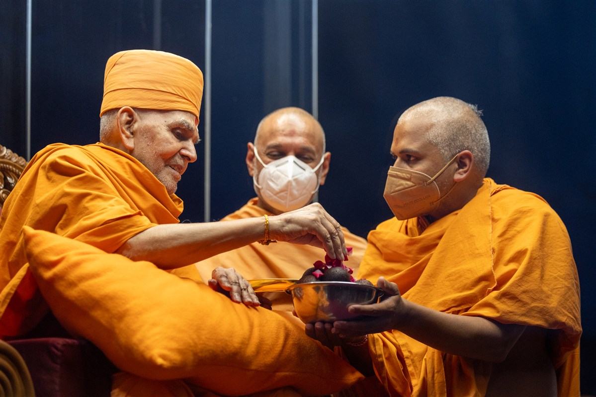 Swamishri sanctifies sweets for devotees