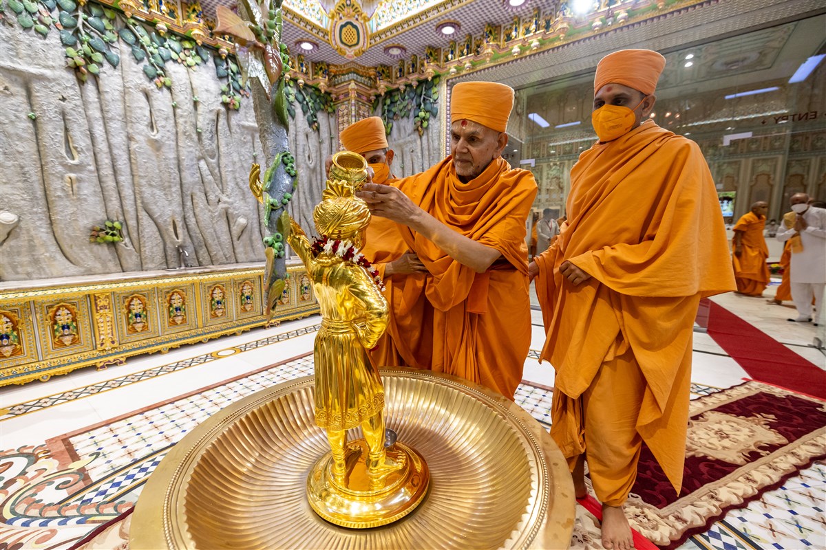 Swamishri performs the abhishek of Shri Ghanshyam Maharaj