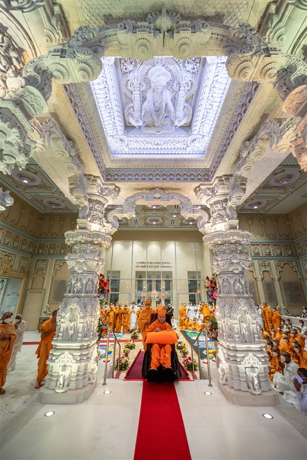 Swamishri enters the mandir