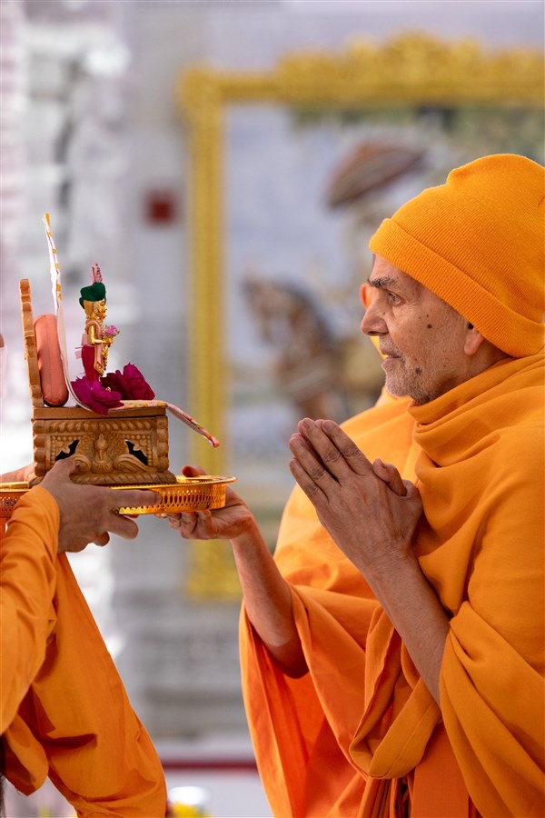 Swamishri joyfully engages in the darshan of Shri Akshar Purushottam Maharaj