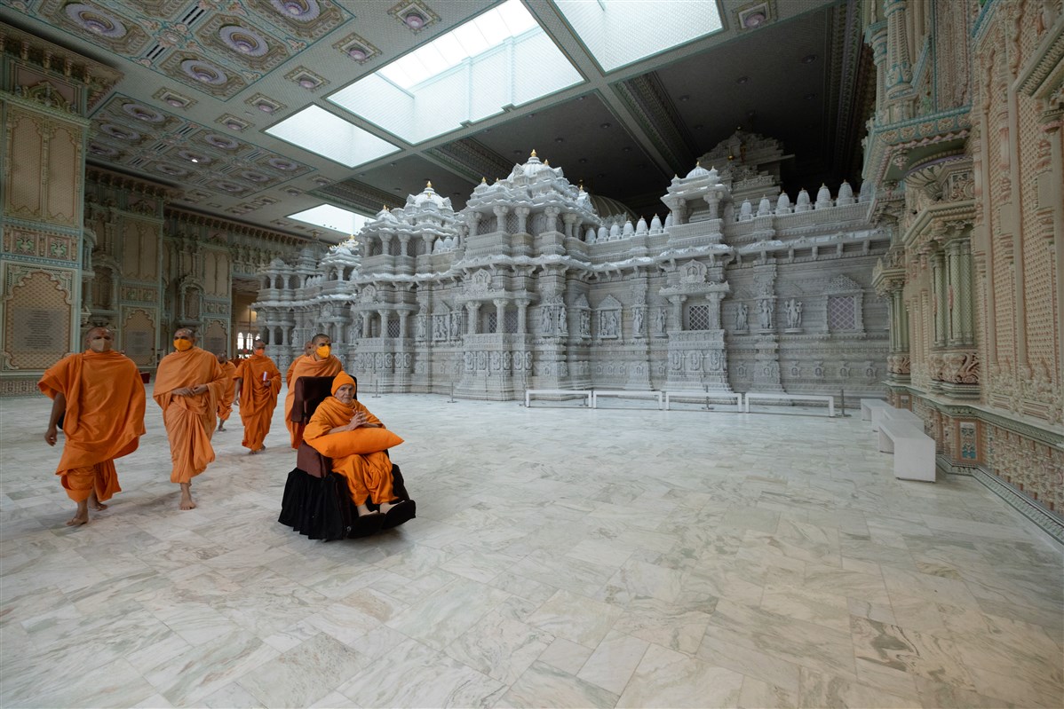 Swamishri passes through Pramukh Mandapam