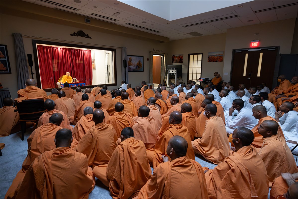 Swamis deeply immersed in the darshan of Swamishri