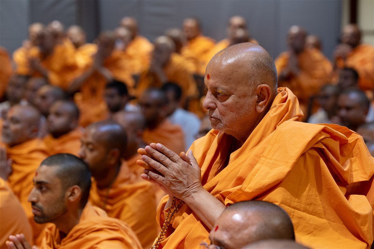 Sadguru Ishwarcharandas Swamis engrossed in the darshan of Swamishri