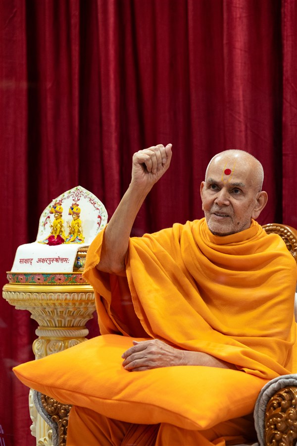 Swamishri engages in jaynad