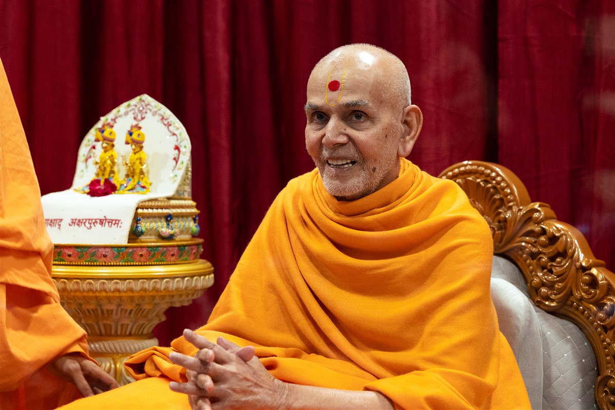 Swamishri radiates with joy after the morning assembly
