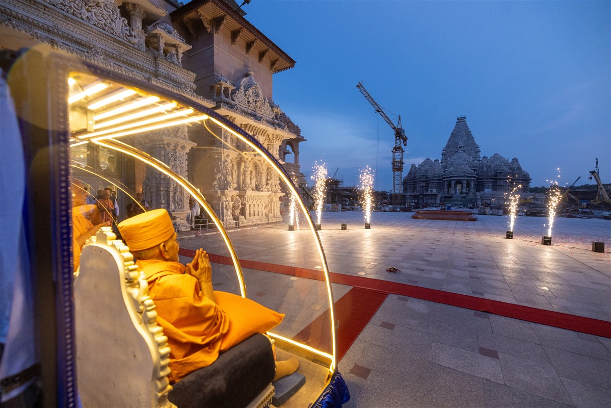 Mahant Swami Maharaj’s Arrival at Robbinsville, NJ