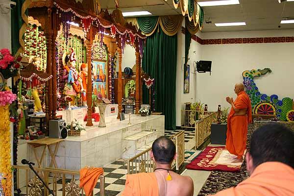 Swamishri engrossed in darshan of the murtis 
