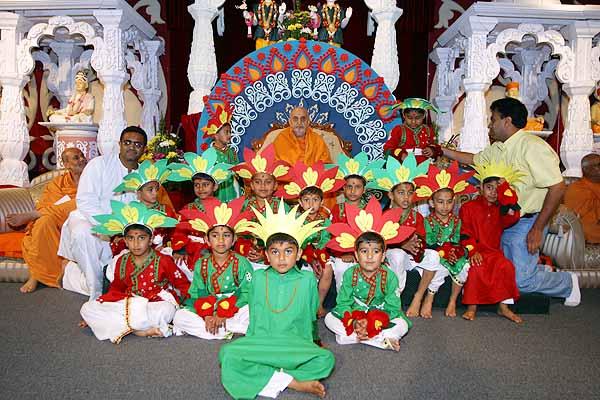 Swamishri with the young children 