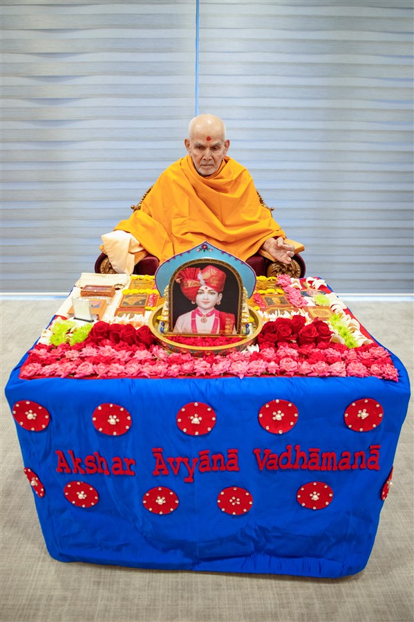 Param Pujya Mahant Swami Maharaj turns the mala during the puja