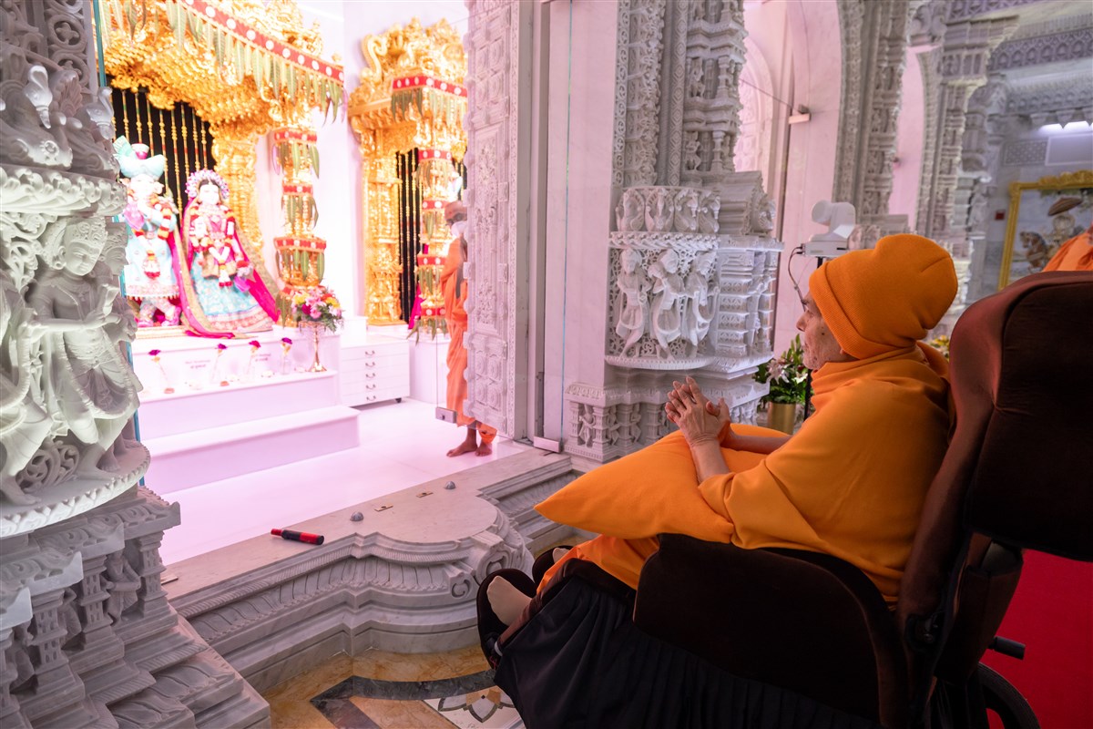 Swamishri is engaged in the darshan of Shri Harikrishna Maharaj and Shri Radha-Krishna Bhagwan