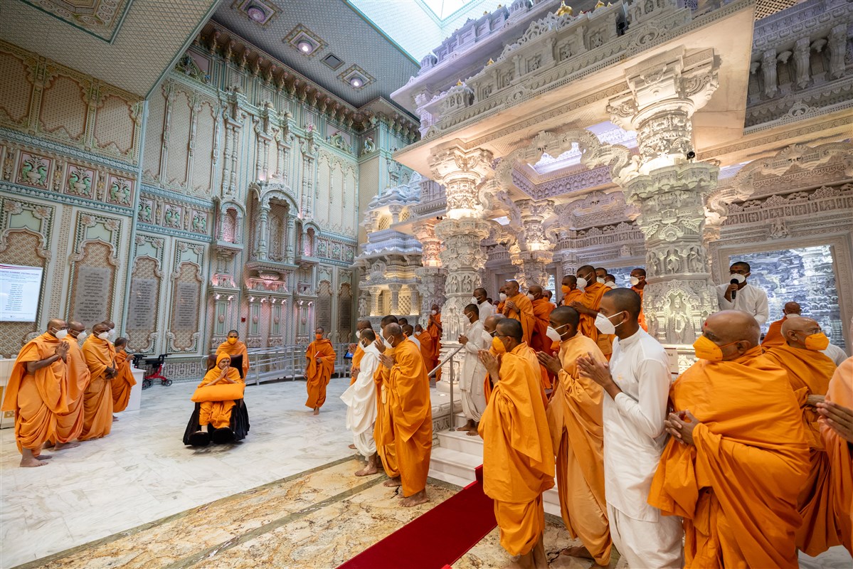 Swamis absorbed in darshan as Swamishri goes for Shri Ghanshyam Maharaj's abhishek 
