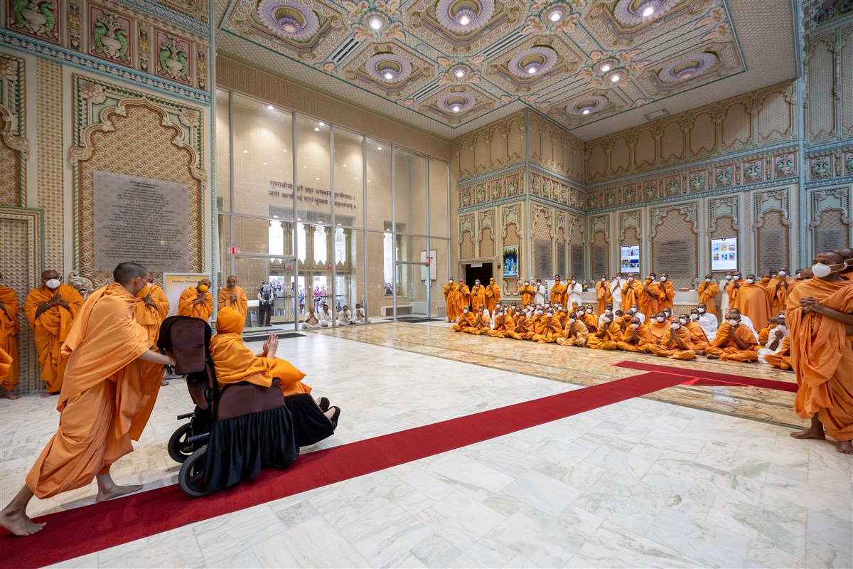 Swamishri greets the swamis