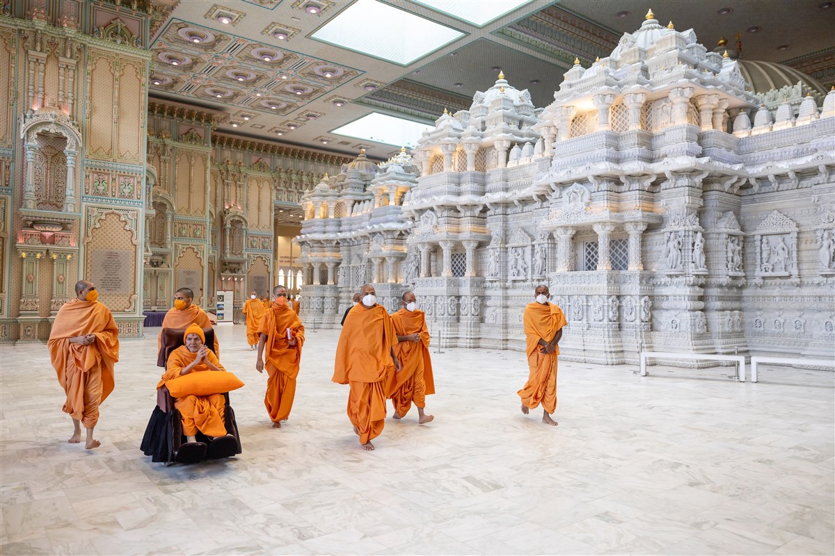 Swamishri passes through Pramukh Mandapam
