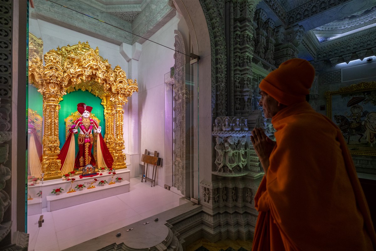 Swamishri engaged in the darshan of Shri Ghanshyam Maharaj