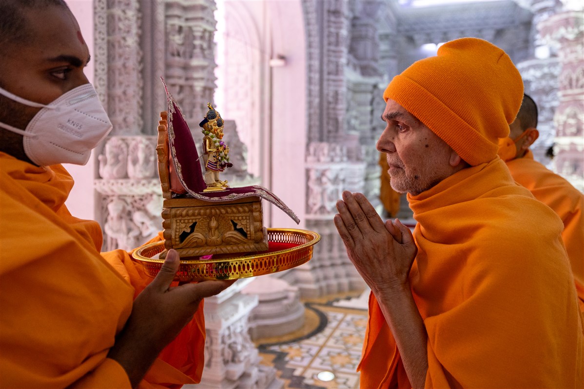 Param Pujya Mahant Swami Maharaj engrossed in the darshan of Shri Akshar Purushottam Maharaj