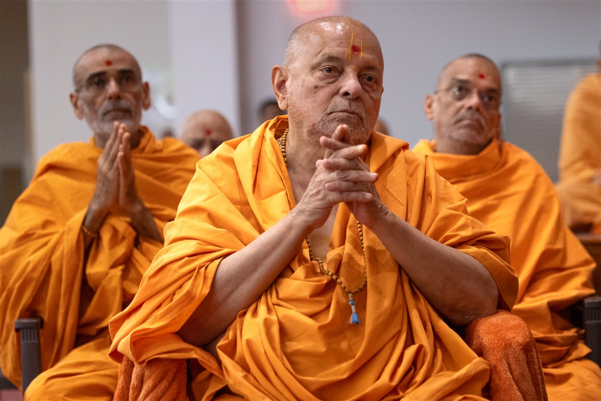 Sadguru Ishwarcharandas Swami and Swamis engrossed in the darshan of Swamishri