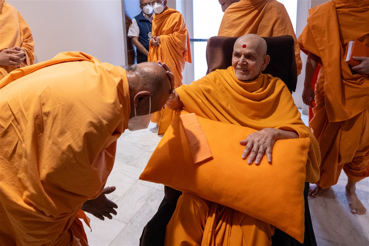Swamishri bestows blessings upon Shreejiswarupdas Swami