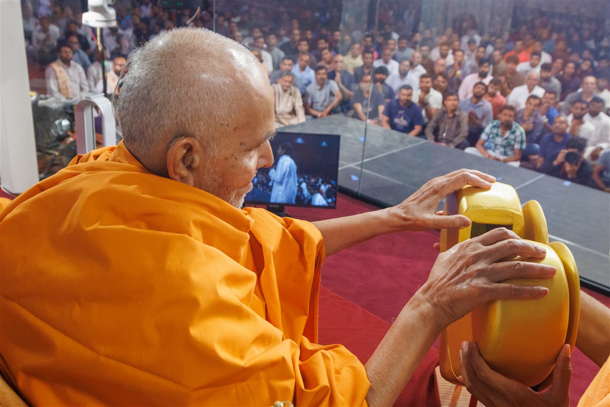 Swamishri actively participates during the interactive session