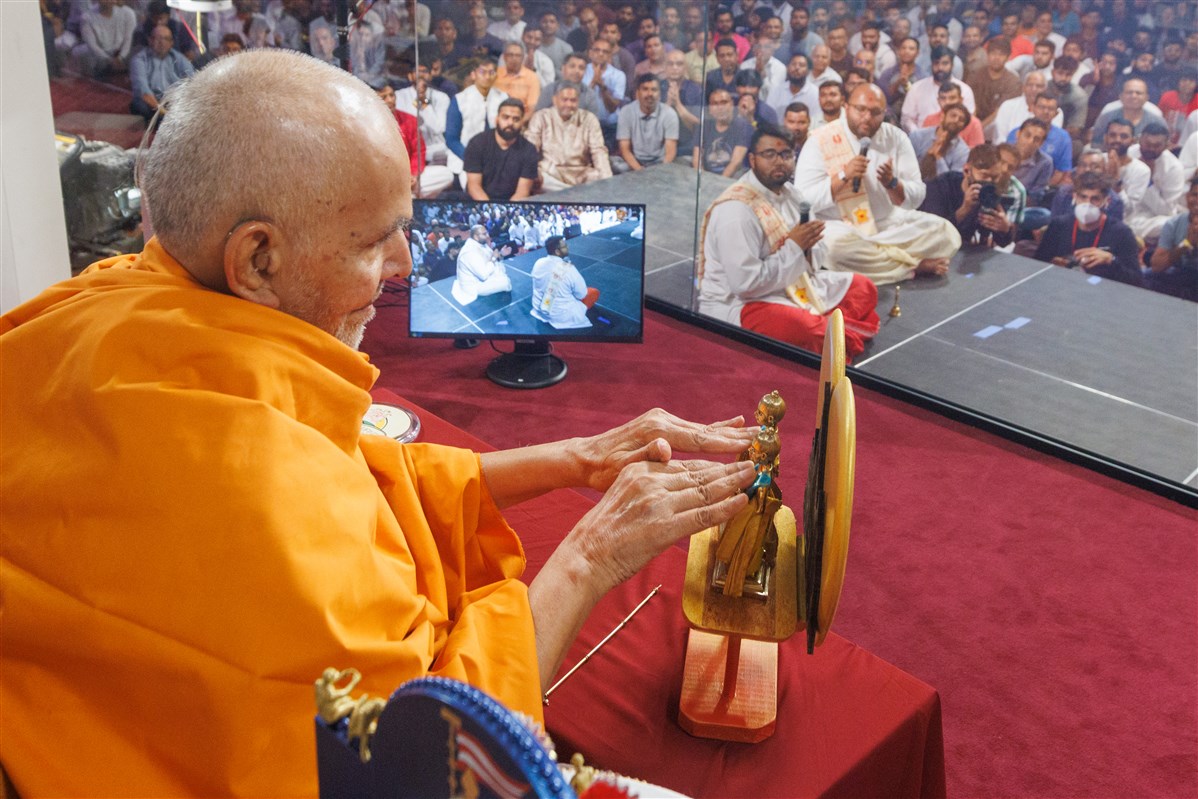 Swamishri consecrates the murtis during the interactive session