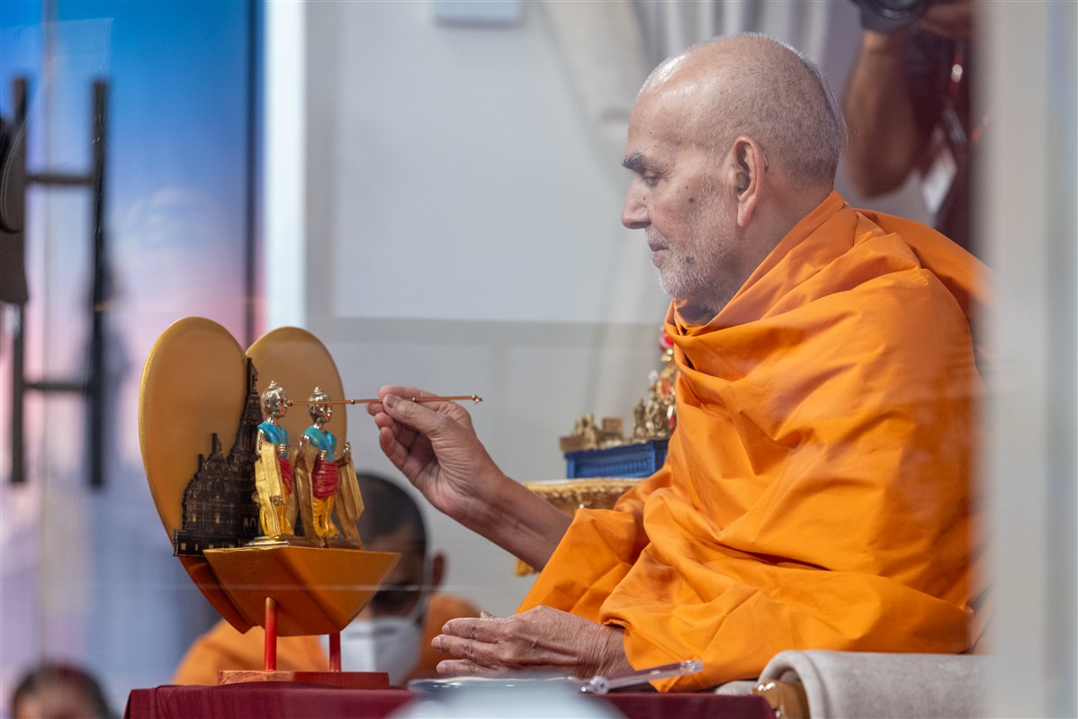 Swamishri consecrates the murtis 