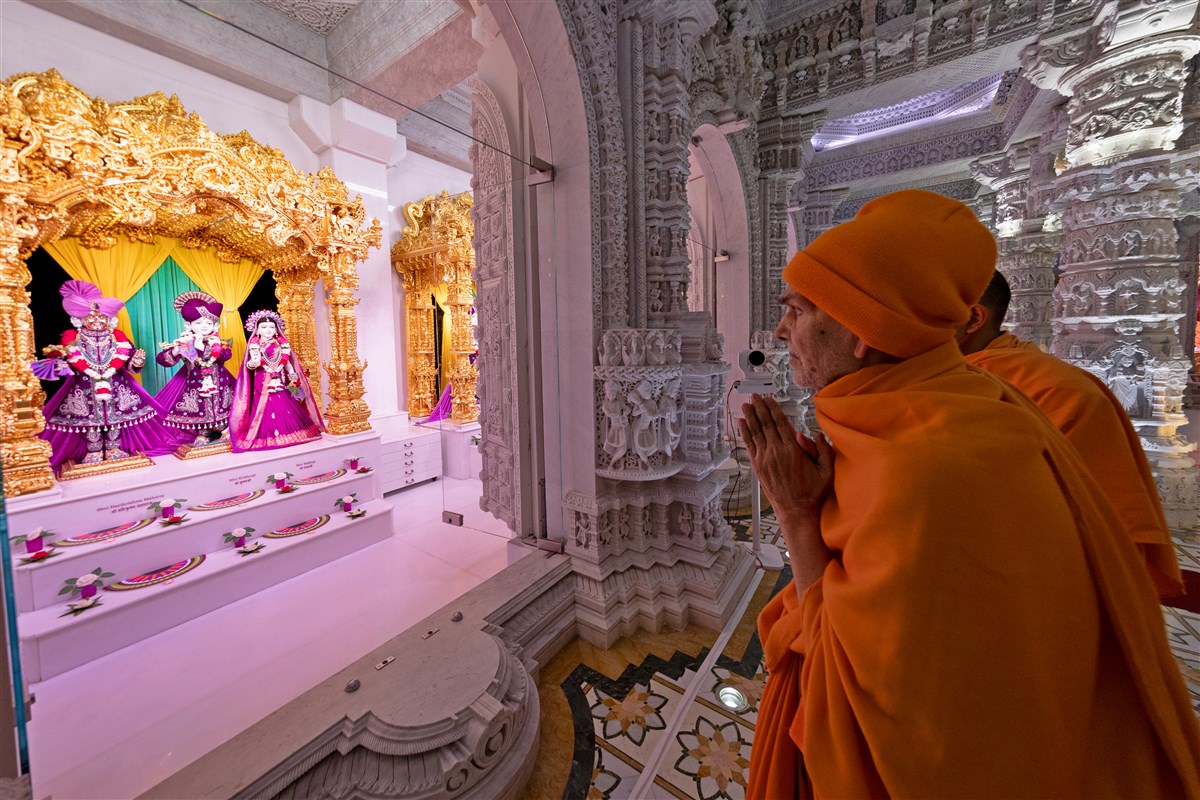 Swamishri engaged in the darshan of Shri Harikrishna Maharaj and Shri Radha-Krishna Bhagwan