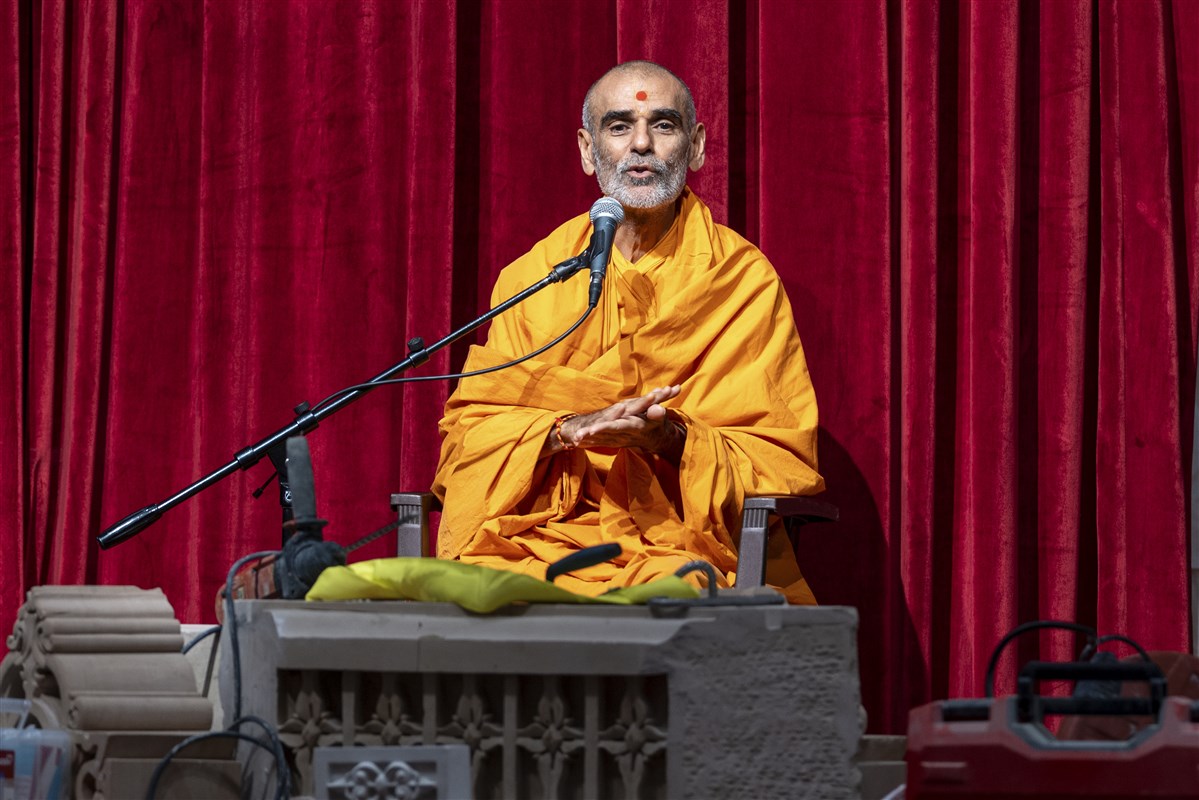 Anandswarupdas Swami address the assembly before Swamishri's arrival
