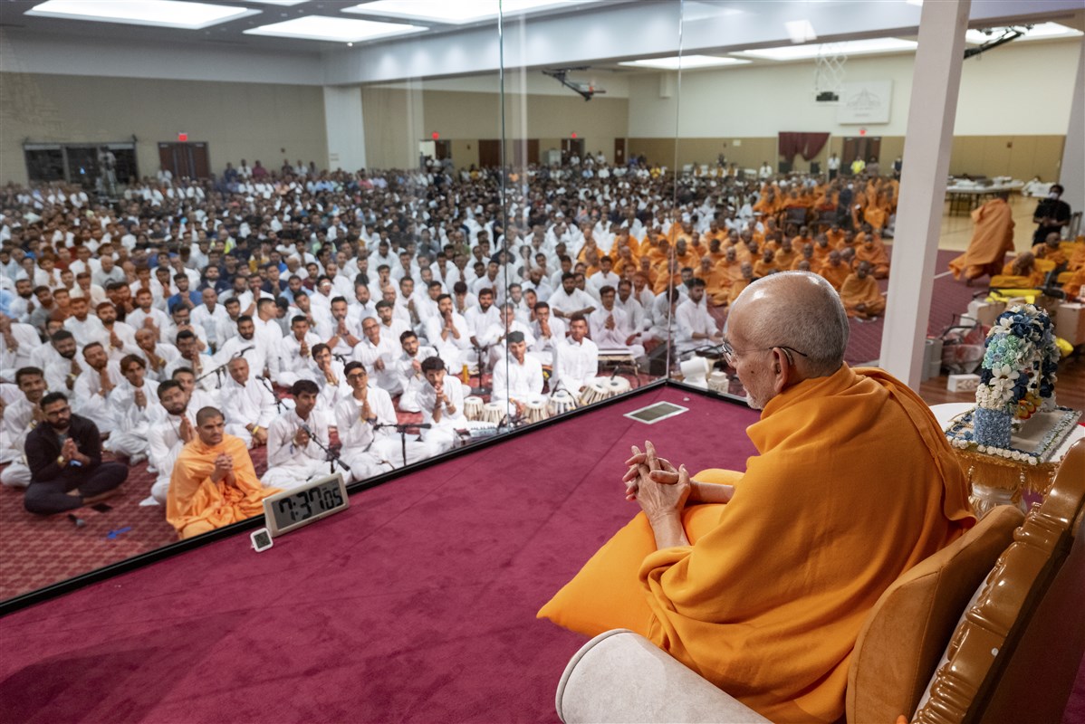 Swamishri engrossed in the darshan of volunteers