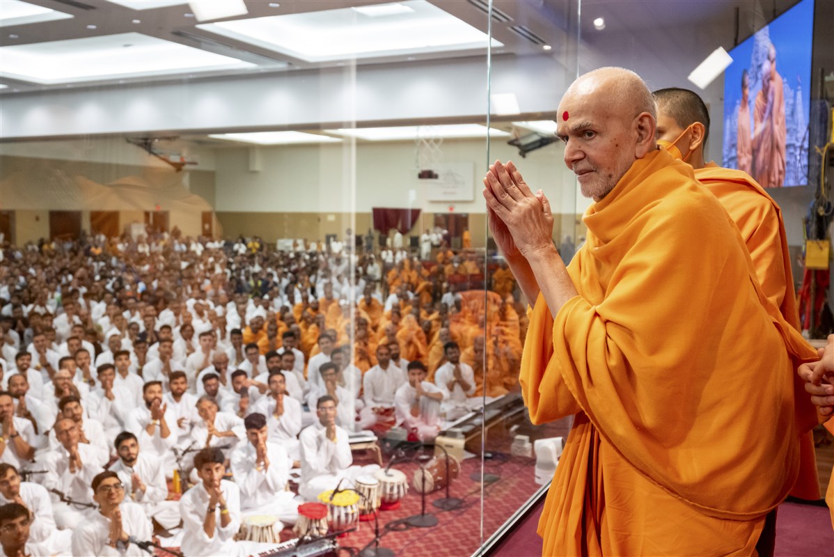 Swamishri comes closer to the volunteers and respectfully greets them, acknowledging and honoring their valuable service