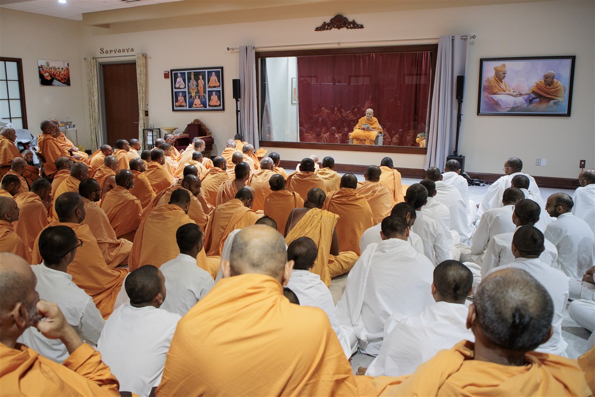 Swamishri bestows blessings during the afternoon assembly