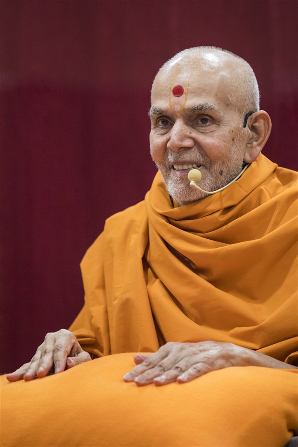 Swamishri radiates with joy during the afternoon assembly