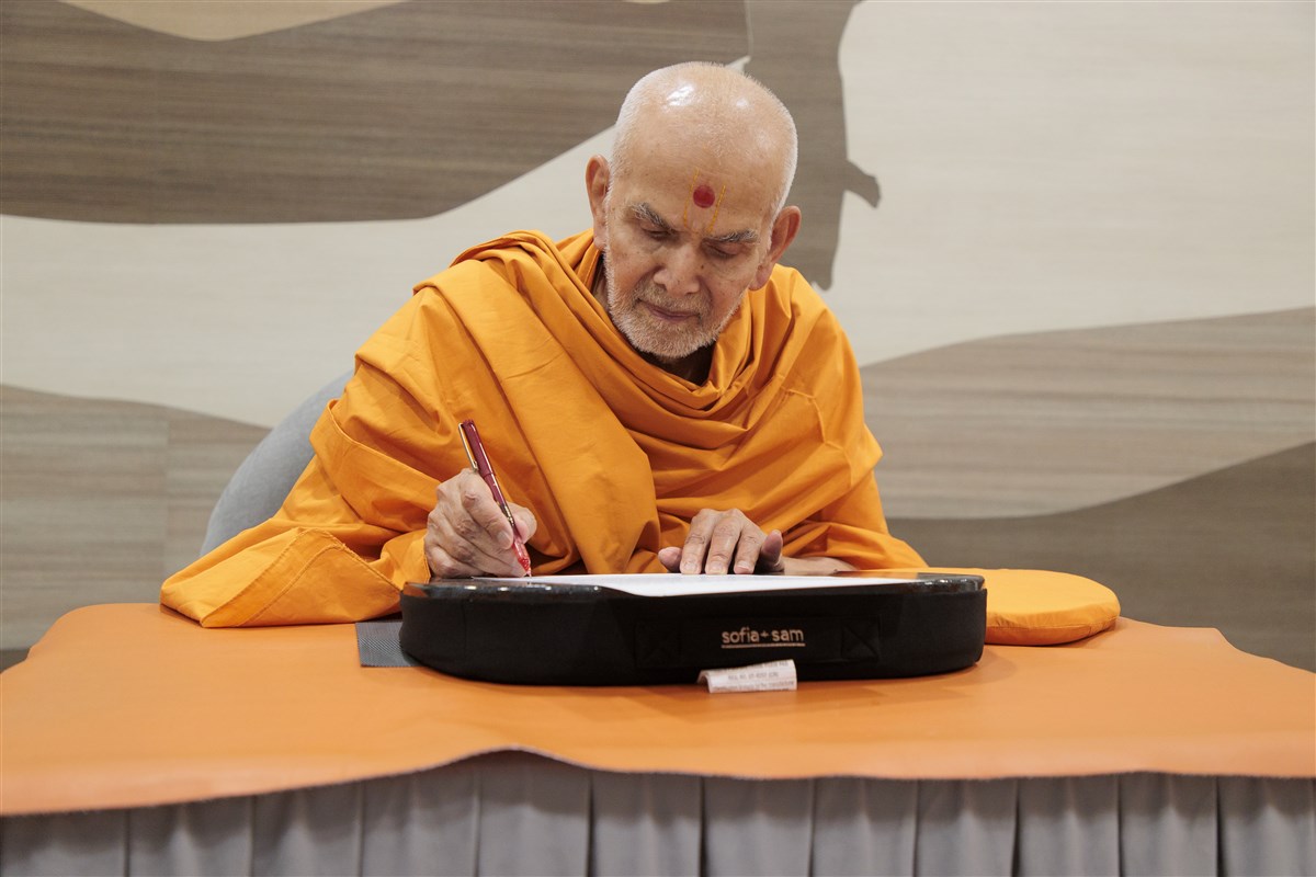 Swamishri engrossed in letter writing