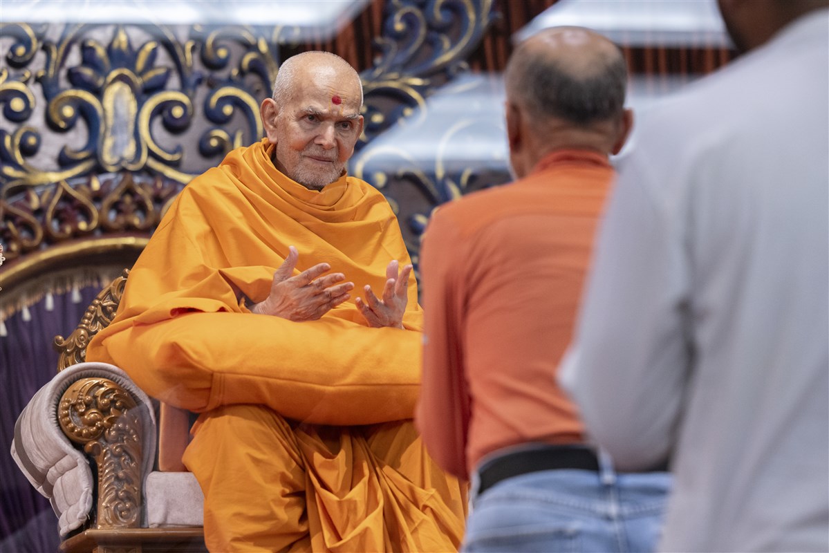 Akshardham volunteers engage in samip darshan of Swamishri