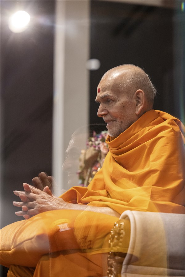 Swamishri personally meets every volunteer during the samip darshan