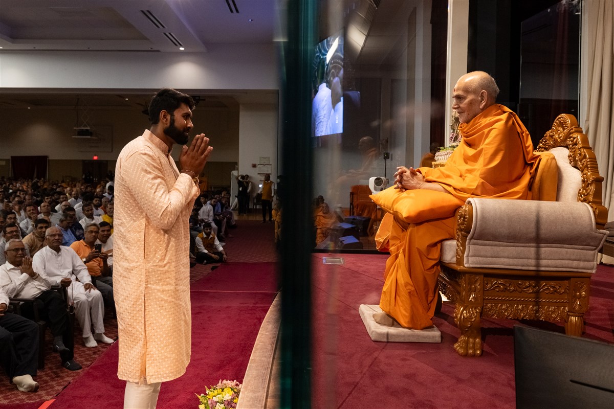 Swamishri bestows blessings upon a volunteer