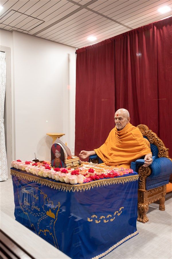 Swamishri meditates during puja