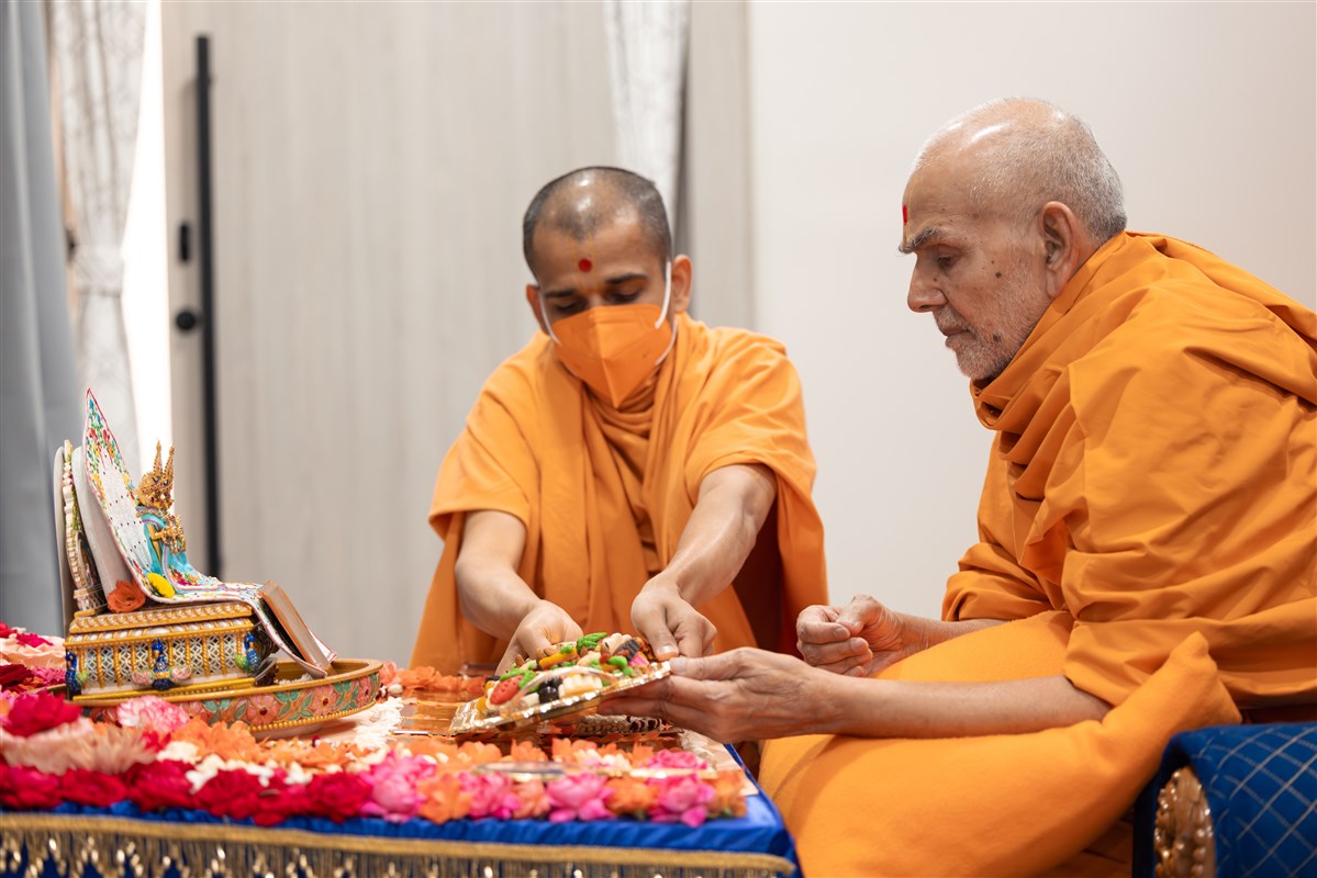 Swamishri offers thal to the murtis