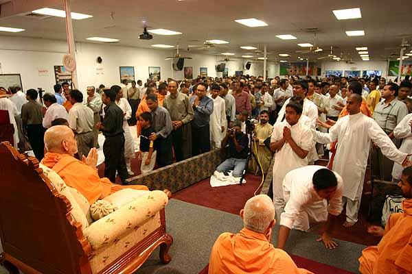 Swamishri gives sameep darshan to all devotees