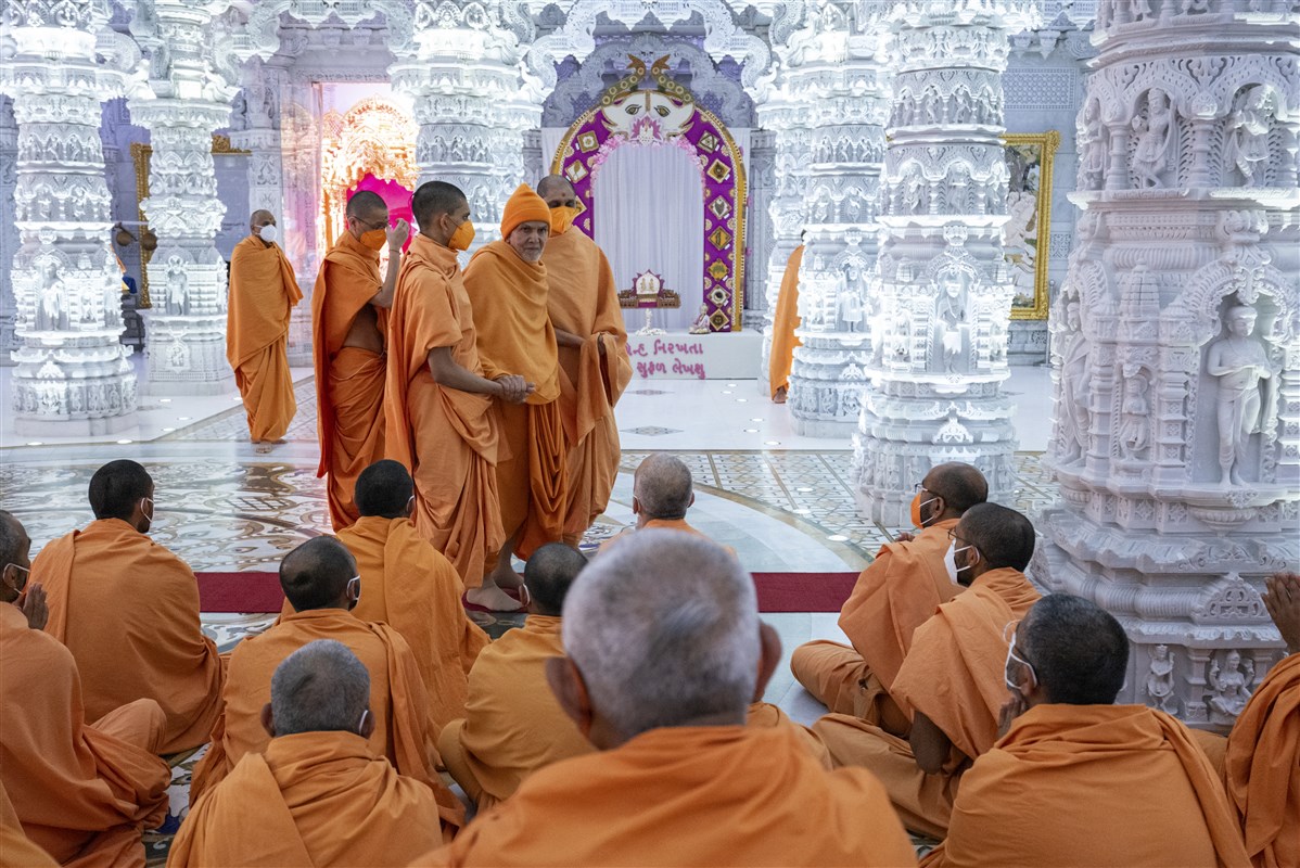 Swamishri acknowledges and greets swamis