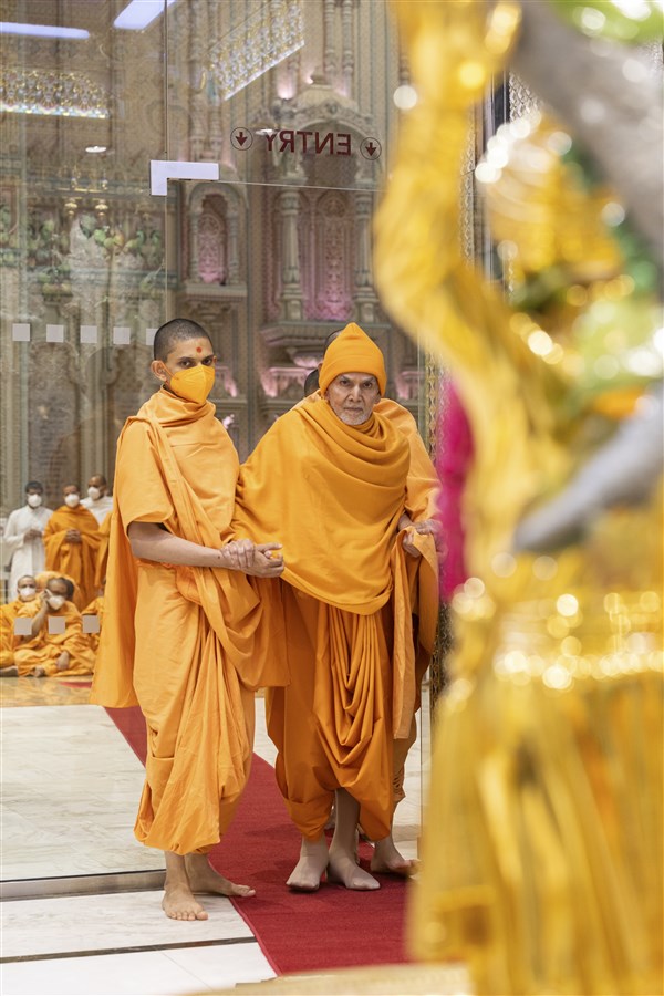 Swamishri entering the Shri Ghanshyam Maharaj Abhishek Mandap