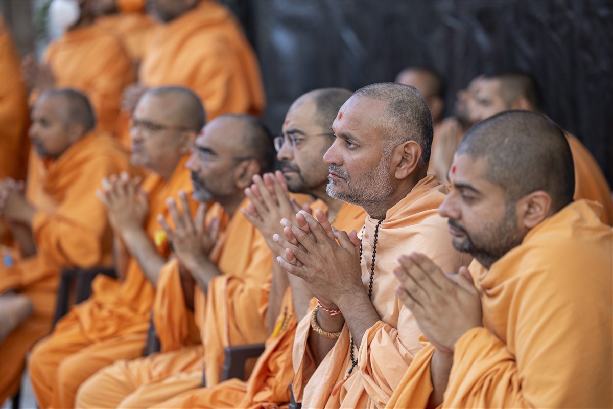 Swamis immersed in the darshan of Swamishri