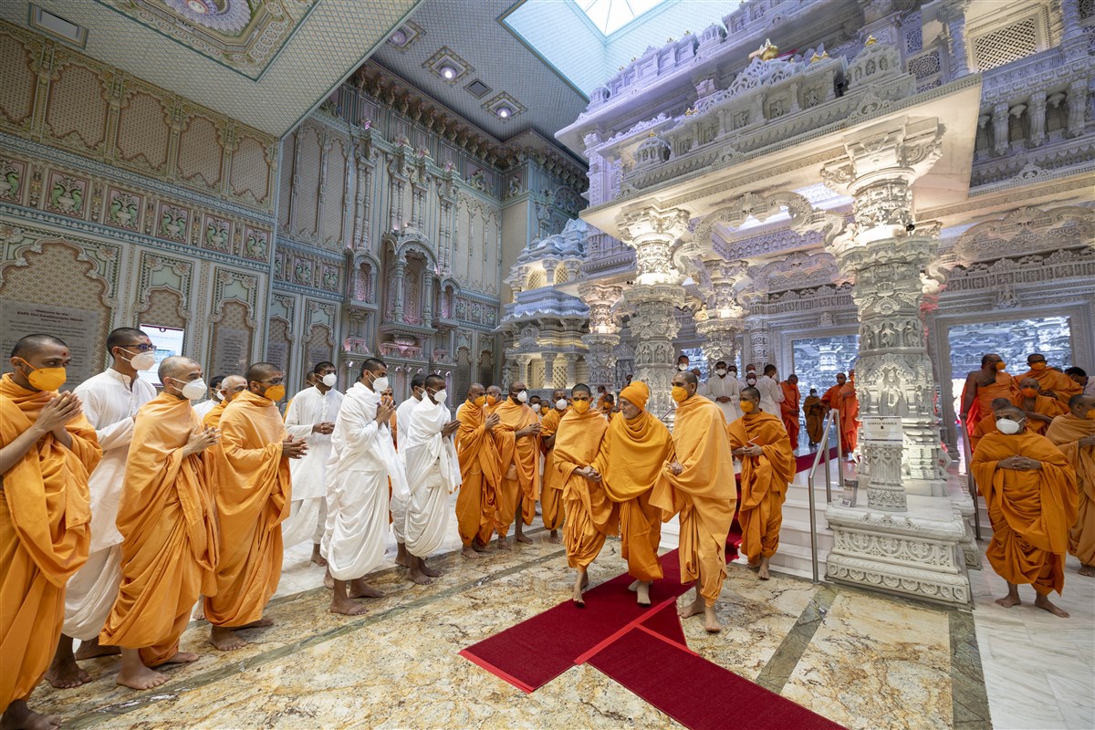 Swamishri acknowledges and greets swamis