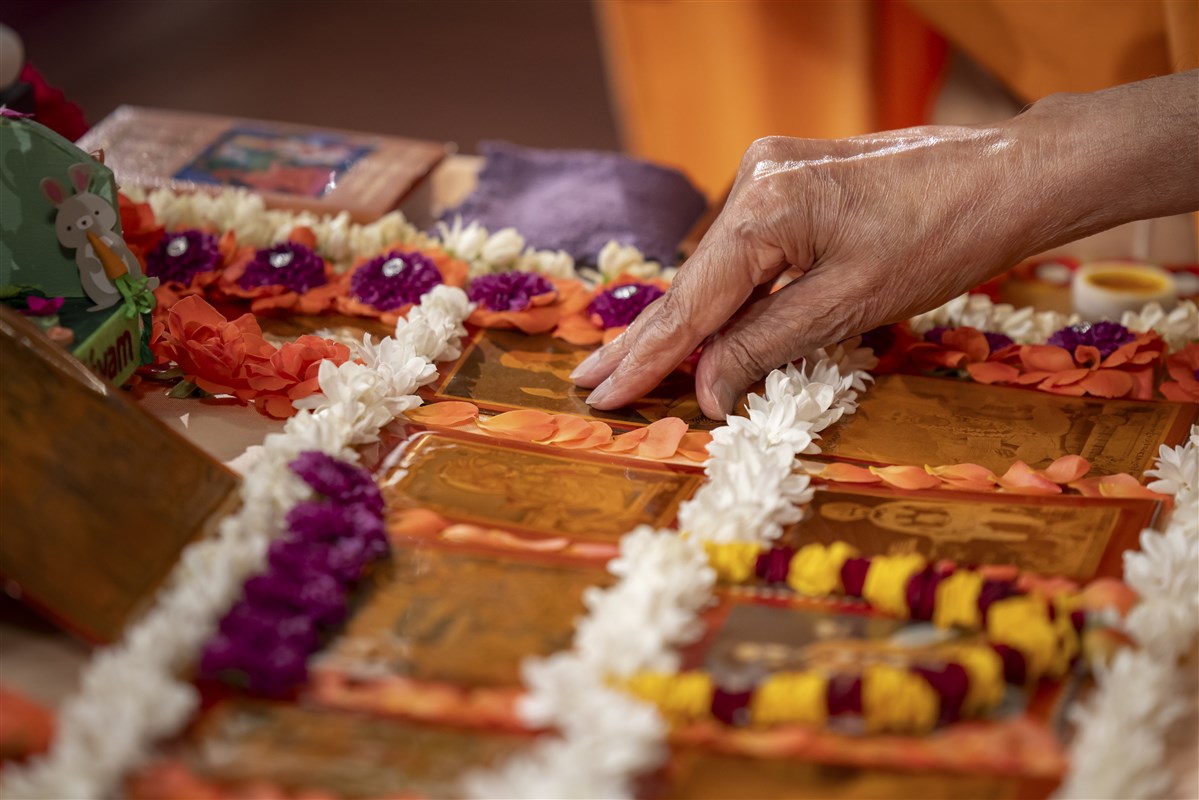 Swamishri adjusts one of his puja murtis