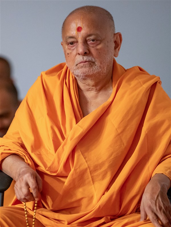 Sadguru Ishwarcharandas Swami engrossed in the darshan of Swamishri