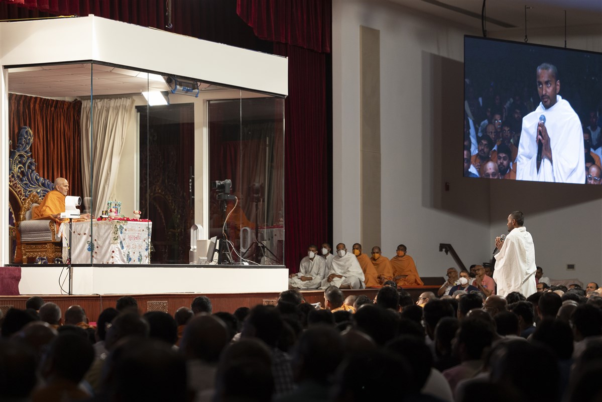 A parshad presents during Swamishri's puja