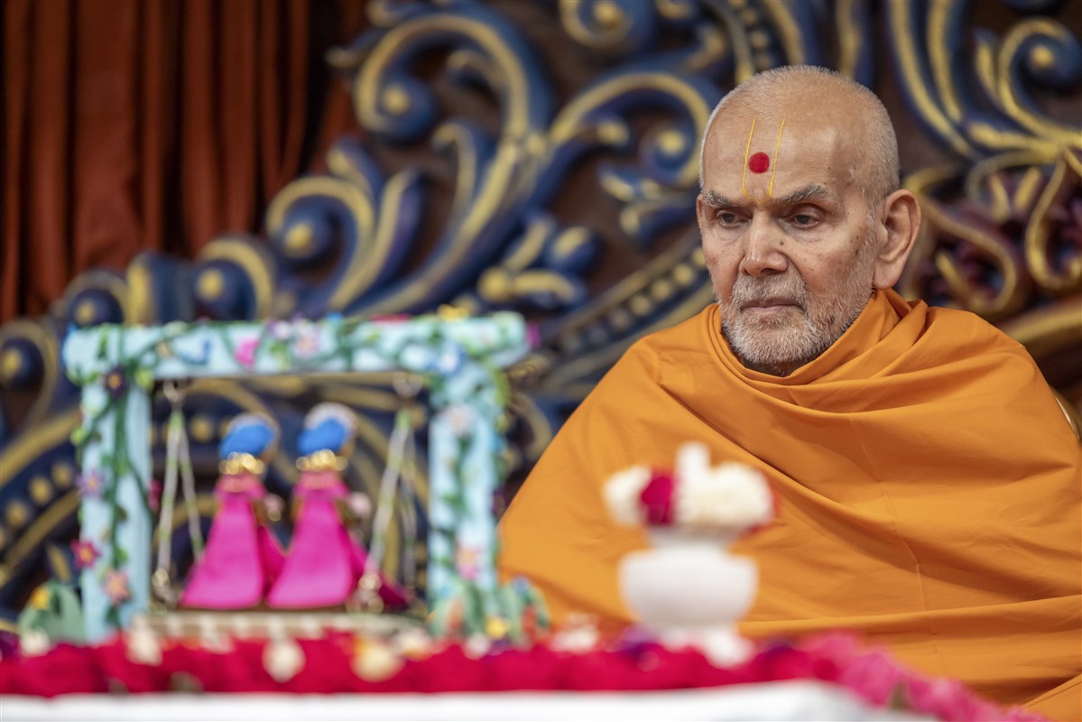Swamishri engrossed during puja