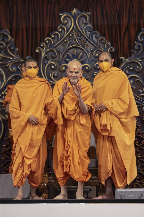 Swamishri greets devotees after puja