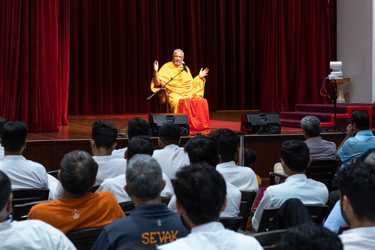 Aksharvatsaldas Swami addresses the assembly